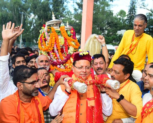 मुख्यमंत्री ने परेड ग्राउंड, देहरादून में आयोजित कार्यक्रम में बाबा बौखनाग की पूजा-अर्चना कर प्रदेश की खुशहाली की कामना की।