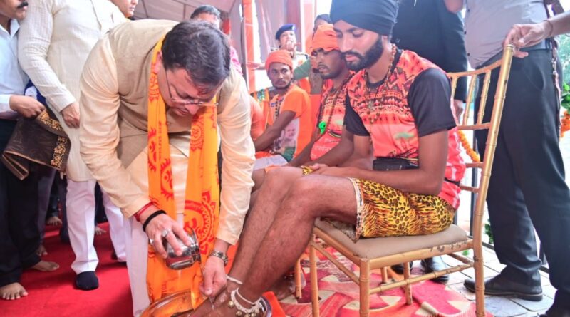 सीएम धामी ने ओम पुल में आयोजित कार्यक्रम में शिवभक्त कांवड़ियों के चरण धोकर किया स्वागत 