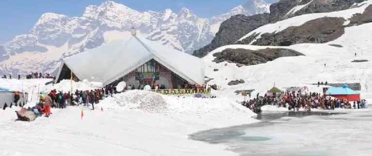 हेमकुंड साहिब यात्रा में उमड़ा आस्था का सैलाब, अब तक 2.28 लाख से अधिक श्रद्धालु पहुंचे