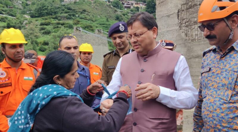 धराली आपदा में फंसी महिला ने मुख्यमंत्री धामी को दुपट्टे की राखी बांधी, सुरक्षित रेस्क्यू के बाद भावुक दृश्य