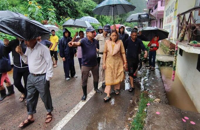 रेखा आर्या ने किया सोमेश्वर के आपदाग्रस्त क्षेत्रों का निरीक्षण