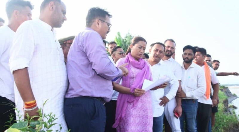 कैबिनेट मंत्री रेखा आर्या ने आपदा प्रभावित इलाके का दौरा किया।