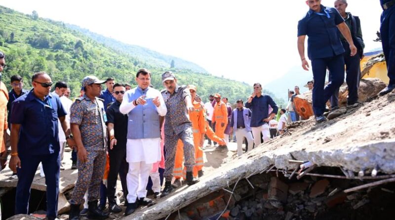 मुख्यमंत्री ने चमोली जिले में आपदा पीड़ितों से मिलकर उनका हाल जाना और उन्हें हर संभव सहायता दिलाने का भरोसा दिलाया।