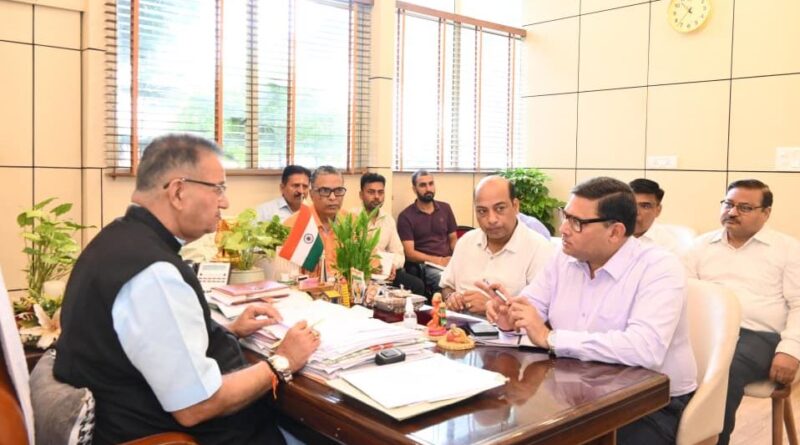 मसूरी विधानसभा क्षेत्र में सिंचाई विभाग की योजनाओं की समीक्षा करते कैबिनेट मंत्री गणेश जोशी