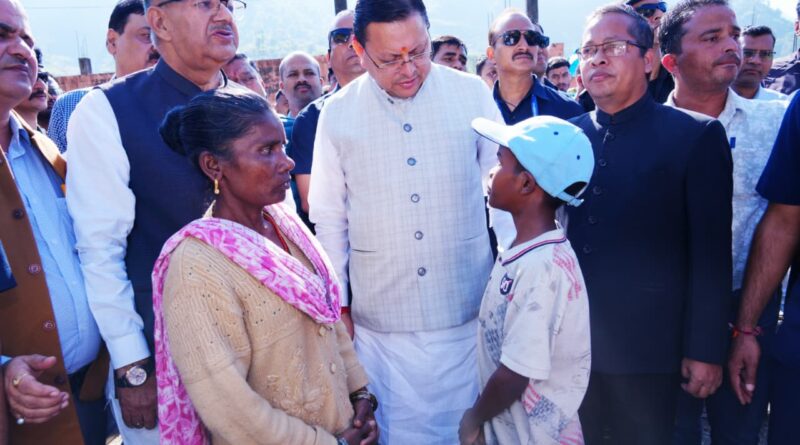 दीपावली पर सीएम धामी सहस्त्रधारा के मझाड़ा गांव पहुंचे, आपदा प्रभावितों से मिले और शुभकामनाएं दीं।