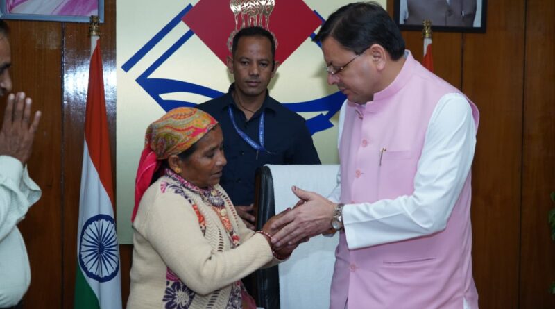 मुख्यमंत्री पुष्कर सिंह धामी ने उपनल के माध्यम से सेवारत तीन कर्मियों के आश्रितों को 50-50 लाख की सहायता राशि के चेक प्रदान किए।