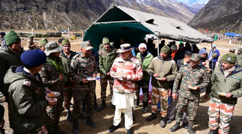 सीमांत गांव मिलम में मुख्यमंत्री ने की आई.टी.बी.पी जवानों और स्थानीय नागरिकों से भेंट