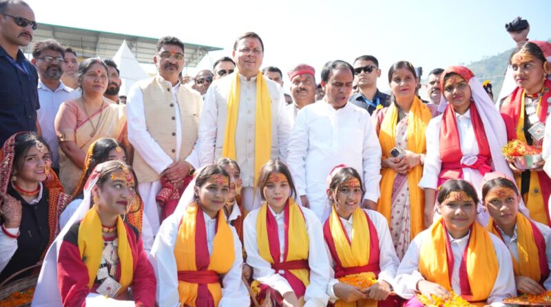 मुख्यमंत्री पुष्कर सिंह धामी ने श्रीनगर के आवास विकास मैदान में आयोजित सहकारिता मेले में शिरकत की, स्थानीय उत्पादों के स्टॉलों का निरीक्षण कर काश्तकारों की सराहना की।