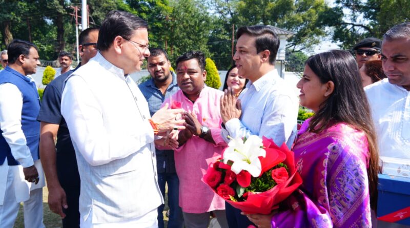 सीएम धामी से मुख्यमंत्री आवास पर लोगों ने मुलाकात कर दीपोत्सव की शुभकामनाएं दीं।