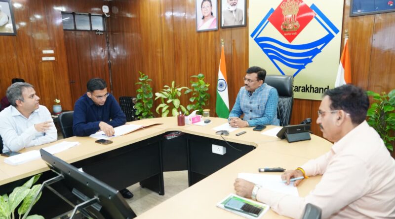 मुख्य सचिव ने इंदिरा मार्केट और आढ़त बाजार के कार्यों को तेजी से पूरा करने के निर्देश दिए, साथ ही देहरादून में अंडरग्राउंड पार्किंग की संभावनाएं तलाशने पर जोर दिया।