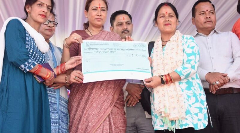 सहकारिता ने बदली गांवों की तस्वीर – रेखा आर्या, ग्राम सभा में माइक्रो एटीएम लॉन्च और 10 लाख तक के लोन दिए गए।