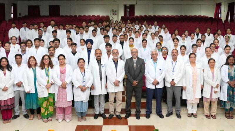 एसजीआरआरआईएम एंड एचएस में नए छात्रों की वाइट कोट सेरेमनी व चरक शपथ आयोजित।