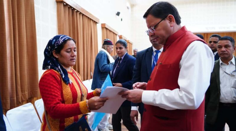 मुख्यमंत्री पुष्कर सिंह धामी ने मुख्य सेवक सदन, मुख्यमंत्री कैंप कार्यालय में आयोजित जनता मिलन कार्यक्रम में प्रदेशभर से पहुंचे नागरिकों की समस्याएं सुनीं।