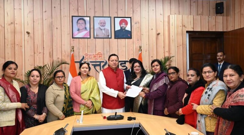 मुख्यमंत्री धामी से मिलीं आंगनबाड़ी कार्यकत्रियां, विभिन्न मांगों को लेकर सौंपा ज्ञापन