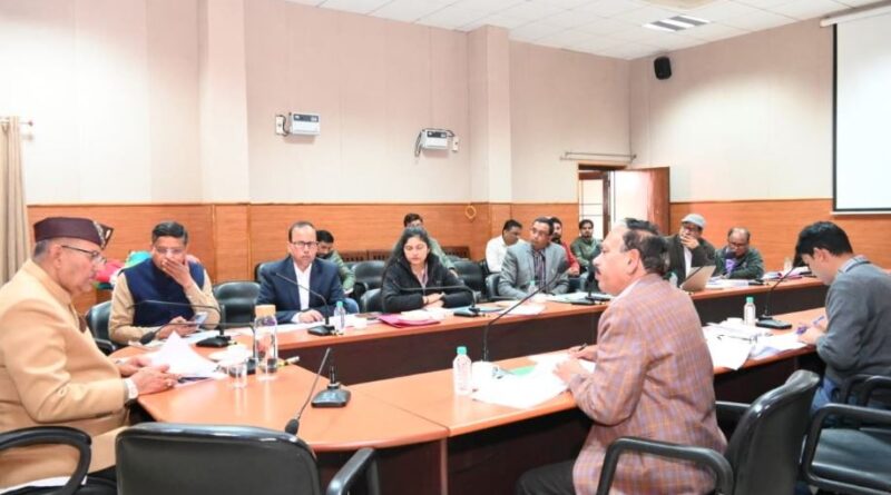 गणेश जोशी ने अधिकारियों से कहा कि योजनाओं को गाँवों तक पहुँचाने हेतु कार्यशालाएँ आयोजित की जाएँ।