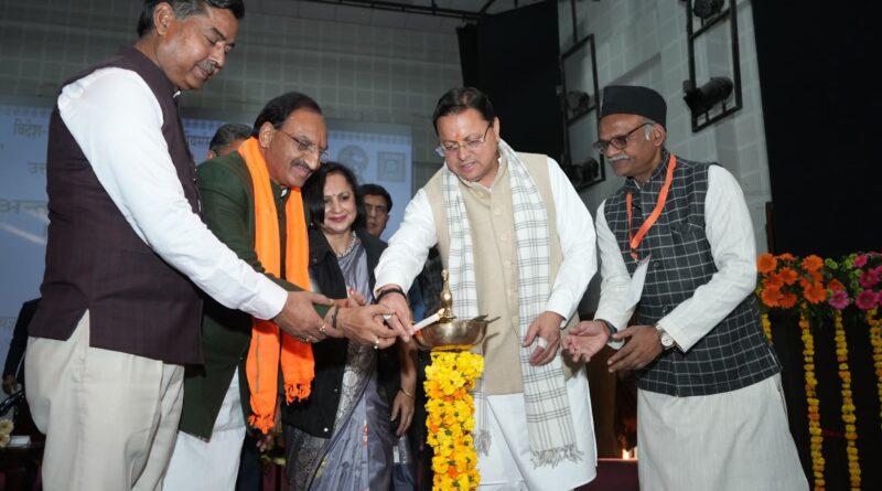 मुख्यमंत्री पुष्कर सिंह धामी हरिद्वार में अंतरराष्ट्रीय संस्कृत सम्मेलन में शामिल हुए और संस्कृत के विकास हेतु उच्च स्तरीय आयोग की घोषणा की।