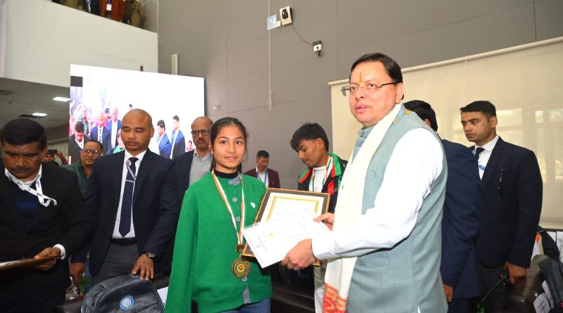 विश्व दिव्यांगजन दिवस पर सीएम धामी ने हल्द्वानी में आयोजित राज्य स्तरीय समारोह में दिव्यांगजन को पुरस्कार और सम्मान पत्र प्रदान किए।