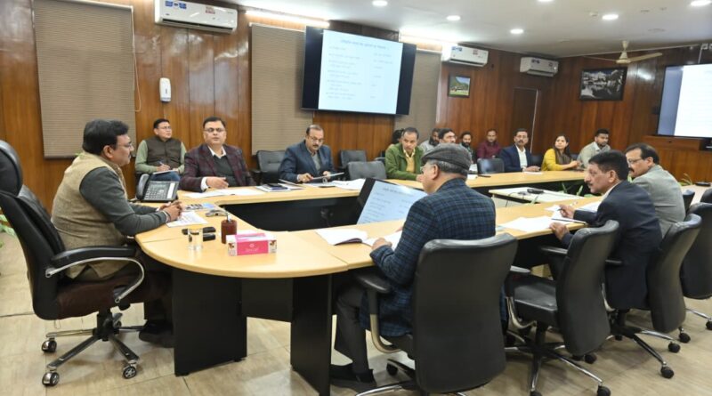 मुख्य सचिव आनन्द बर्द्धन ने गुरुवार को सचिवालय में सेवा का अधिकार के अंतर्गत सेवाओं की समीक्षा की। 