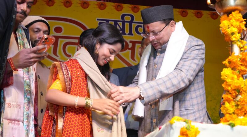 मुख्यमंत्री पुष्कर सिंह धामी भरत मंदिर ऋषिकेश में आयोजित वसंतोत्सव 2026 मैथिली ठाकुर नाइट में हुए सम्मिलित