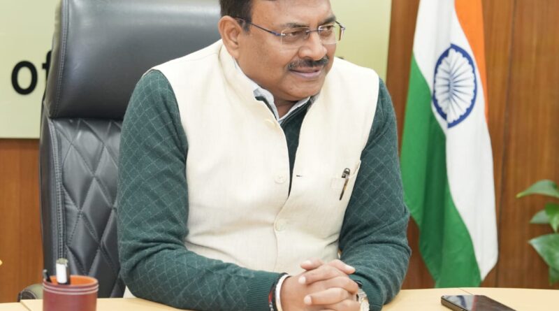 मुख्य सचिव आनन्द बर्द्धन की अध्यक्षता में सेब की अति सघन बागवानी योजना सम्बन्ध में शासन में उच्चाधिकारियों के साथ हुई बैठक ।