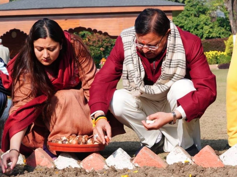 सीएम धामी ने शासकीय आवास में लगाए ट्यूलिप बल्ब, पुष्प खेती को बताया स्वरोजगार का मजबूत जरिया