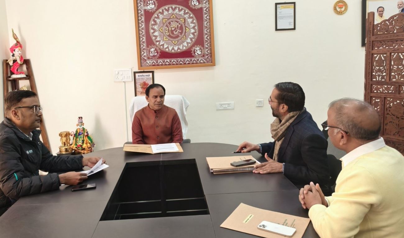 डॉ. धन सिंह रावत ने नाबार्ड अधिकारियों के साथ की समीक्षा बैठक