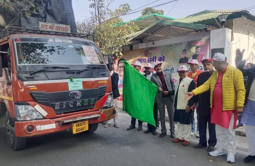 शीतलहर के बीच राहत अभियान, डॉ. धन सिंह रावत ने रेडक्रॉस के ट्रकों को दिखाई हरी झंडी