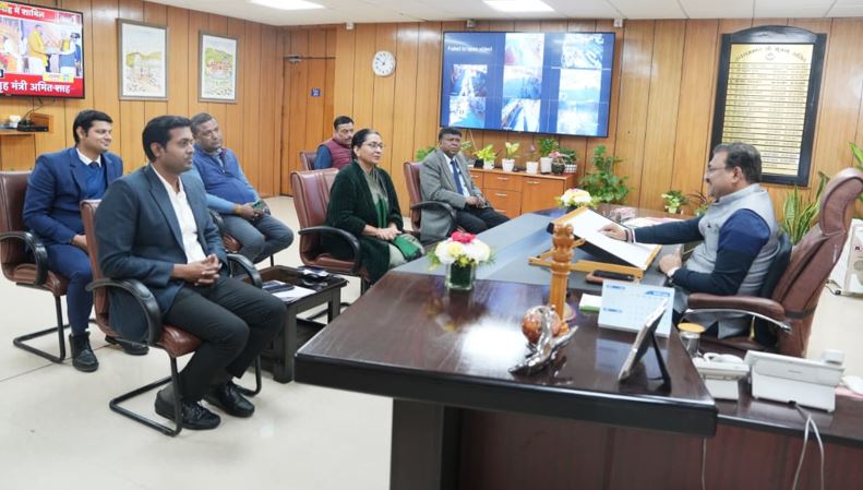 मुख्य सचिव आनन्द बर्द्धन ने उत्तर रेलवे से जुड़े मुद्दों पर बैठक की।