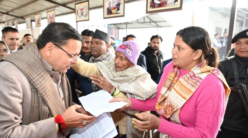 मुख्यमंत्री धामी ने खटीमा दौरे के दूसरे दिन कैंप कार्यालय लोहियाहेड में जनप्रतिनिधियों व आमजन से मुलाकात की।