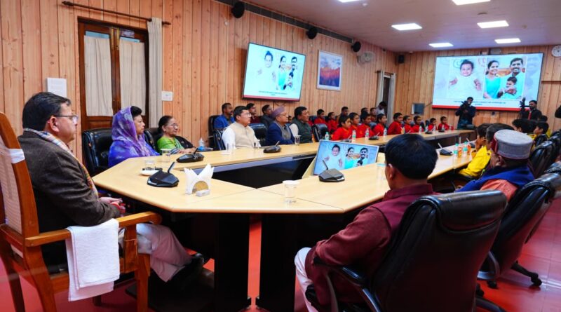 मुख्यमंत्री धामी ने जन प्रतिनिधियों और संस्कृति स्कूल के बच्चों के साथ प्रधानमंत्री नरेंद्र मोदी के मन की बात कार्यक्रम के 131वें एपिसोड को सुना।