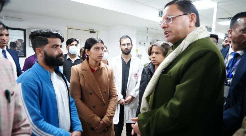 क्वानू-मीनस मोटर मार्ग दुर्घटना में घायल यात्रियों का हाल पूछने दून अस्पताल पहुंचे मुख्यमंत्री धामी, घायलों का हालचाल जाना, पारिवारिक जनों से बातचीत कर इलाज का पूरा भरोसा दिया
