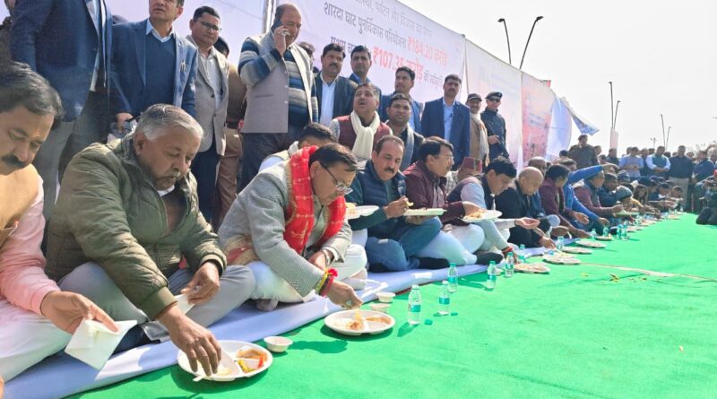 टनकपुर में संस्कृति और समरसता का उत्सव, मुख्यमंत्री धामी ने लिया खिचड़ी प्रसाद