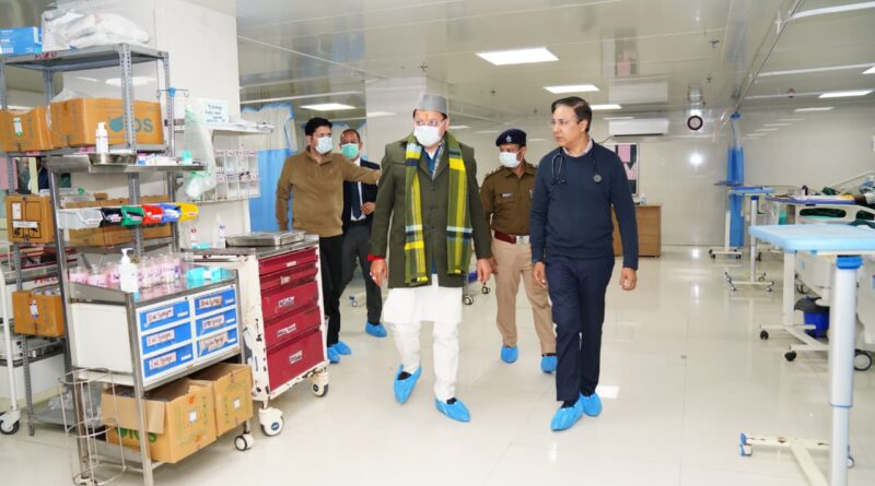 देर रात दून मेडिकल कॉलेज चिकित्सालय पहुंचे मुख्यमंत्री, व्यवस्थाओं का लिया जायजा