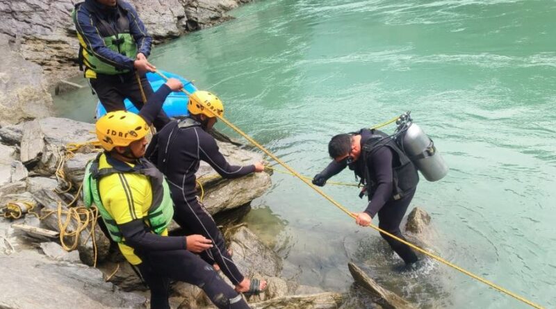 तीनधारा क्षेत्र में बड़ा हादसा, पिकअप वाहन नदी में गिरा, सर्च ऑपरेशन जारी