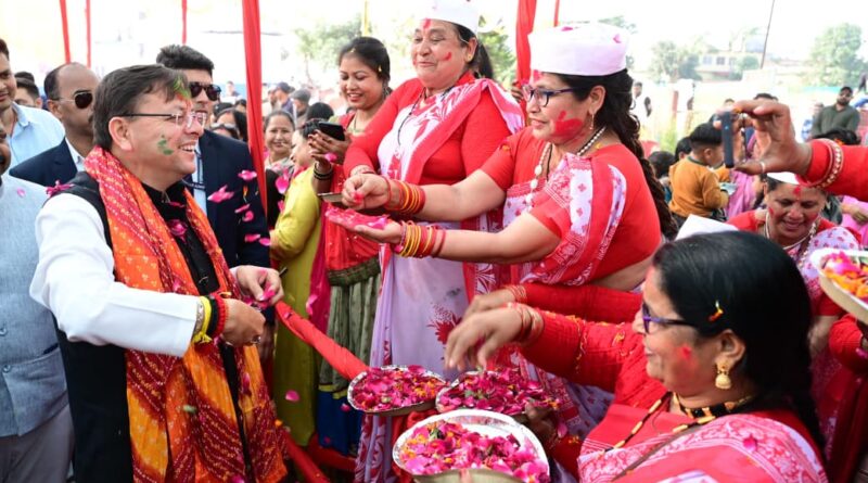 सीएम धामी ने जनसमुदाय संग साझा की उत्सव की खुशियां जनता ने पुष्पवर्षा कर किया भव्य स्वागत