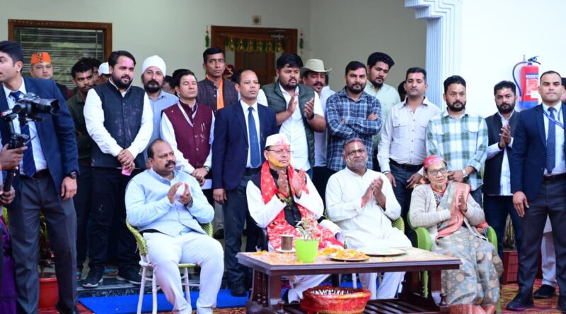 मुख्यमंत्री धामी ने सपरिवार उपस्थित होल्यारों का आत्मीय स्वागत एवं अभिनंदन किया