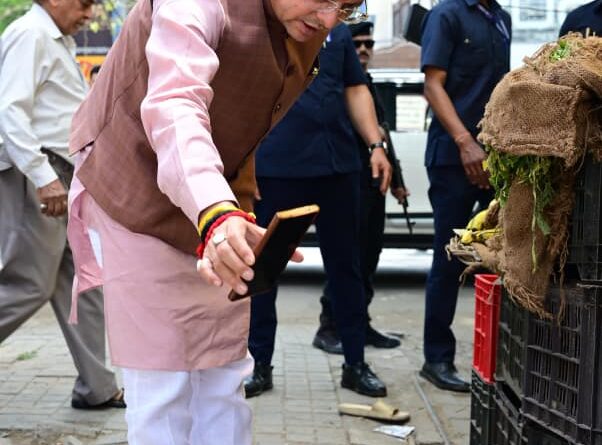 सीएम हेल्पलाइन पर दर्ज शिकायत की पड़ताल करने खुद मौके पर पहुंचे मुख्यमंत्री पुष्कर सिंह धामी