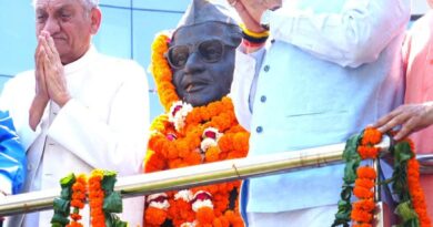 मुख्यमंत्री पुष्कर सिंह धामी ने एमडीडीए कॉम्प्लेक्स में स्व. हेमवती नंदन बहुगुणा की 107वीं जयंती पर उनकी प्रतिमा पर माल्यार्पण कर श्रद्धांजलि दी।