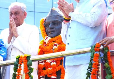 मुख्यमंत्री पुष्कर सिंह धामी ने एमडीडीए कॉम्प्लेक्स में स्व. हेमवती नंदन बहुगुणा की 107वीं जयंती पर उनकी प्रतिमा पर माल्यार्पण कर श्रद्धांजलि दी।