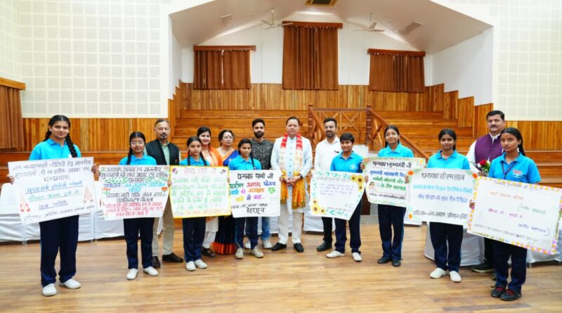 मुख्यमंत्री पुष्कर सिंह धामी ने मुख्य सेवक सदन में  प्रदेशभर से आए नागरिकों की समस्याएं सुनीं।