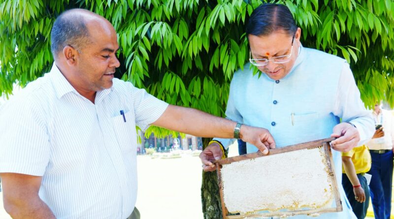 मुख्यमंत्री पुष्कर सिंह धामी ने शहद निकालने की प्रक्रिया का अवलोकन किया।