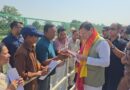 लोहियाहेड हेलीपैड पर सीएम धामी ने जनप्रतिनिधियों से संवाद किया।
