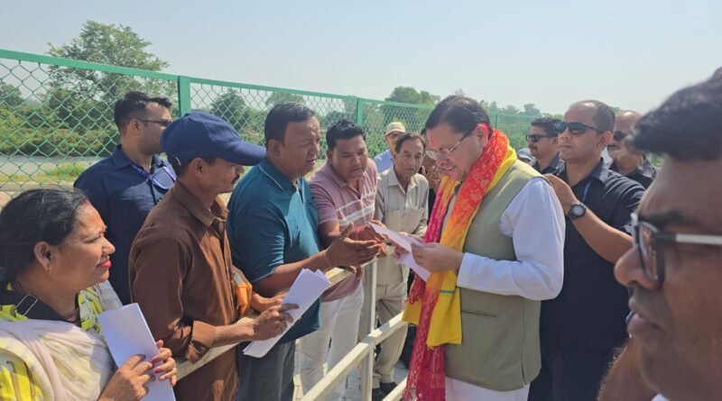लोहियाहेड हेलीपैड पर सीएम धामी ने जनप्रतिनिधियों से संवाद किया।