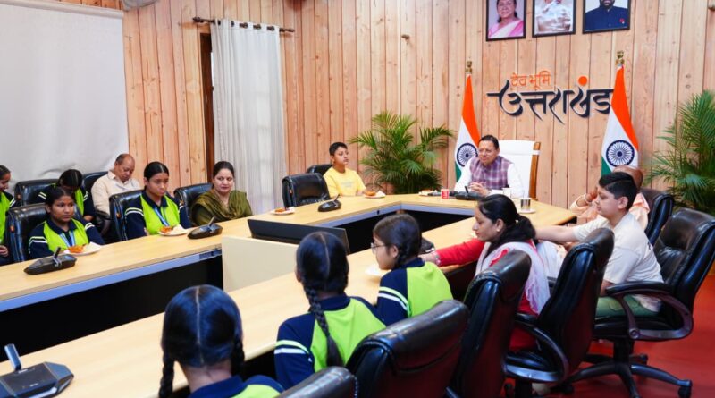 मुख्यमंत्री पुष्कर सिंह धामी ने बालिकाओं के साथ प्रधानमंत्री के मन की बात के 134 वें संस्करण को सुना