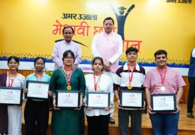 अमर उजाला के मेधावी छात्र सम्मान समारोह में सीएम धामी ने छात्रों का बढ़ाया उत्साह।