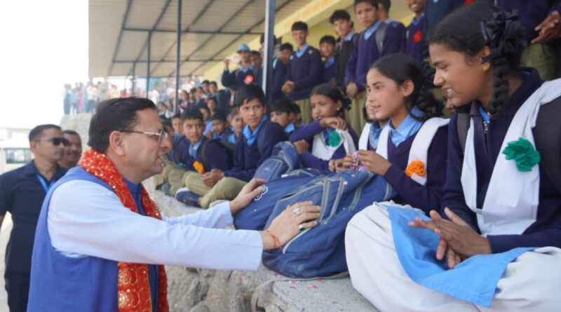 मुख्यमंत्री पुष्कर सिंह धामी ने देवीधुरा में छात्र-छात्राओं से किया संवाद, उज्ज्वल भविष्य की दी शुभकामनाएं