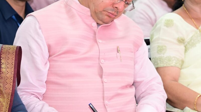 मुख्यमंत्री पुष्कर सिंह धामी ने प्रधानमंत्री नरेंद्र मोदी के मन की बात कार्यक्रम के 135वें संस्करण को सुना।