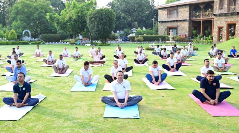 अंतरराष्ट्रीय योग दिवस के उपलक्ष्य में मुख्यमंत्री ने अधिकारियों एवं कर्मचारियों के साथ किया योगाभ्यास।