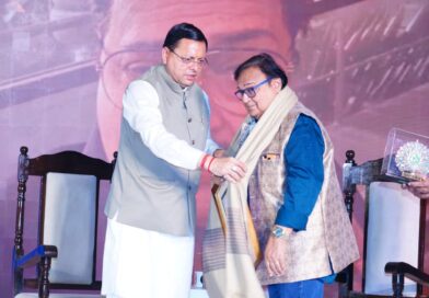 मुख्यमंत्री पुष्कर सिंह धामी ने अभिनेता राकेश बेदी को सम्मानित करते हुए अमर उजाला के विशेषांक का लोकार्पण किया।