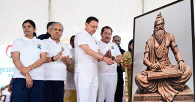 मुख्यमंत्री पुष्कर सिंह धामी ने बनबसा में किया सामूहिक योगाभ्यास, योग को दैनिक जीवन का हिस्सा बनाने का किया आह्वान